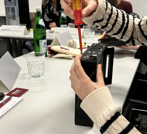 Girls Day_ Schülerinnen lernen Computer auseinander- und wieder zusammenzubauen