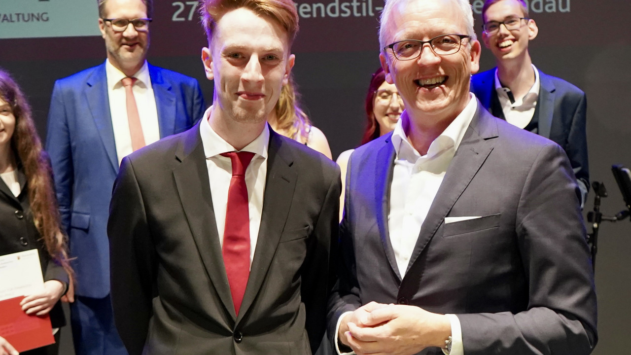 Der Jahrgangsbeste Rheinland-Pfälzer, Diplom-Finanzwirt Justin Jungherr, zusammen mit dem Präsidenten des Landesamtes für Steuern, Stephan Filtzinger. 