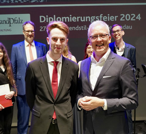 Der Jahrgangsbeste Rheinland-Pfälzer, Diplom-Finanzwirt Justin Jungherr, zusammen mit dem Präsidenten des Landesamtes für Steuern, Stephan Filtzinger. 